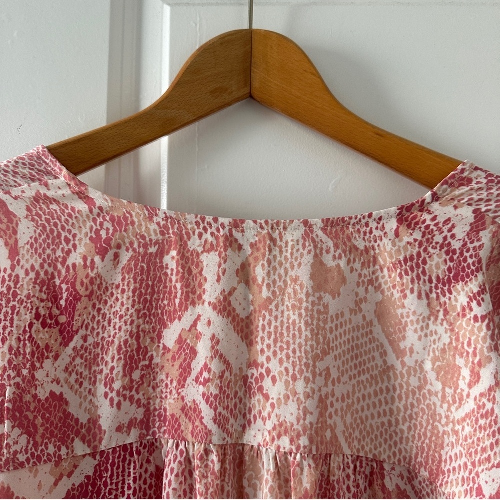 Cabi 5708 Bethany Pink Snakeprint Long Sleeve V-Neck Top Women’s Size Large - Picture 12 of 16